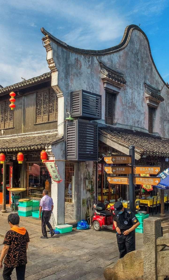 给3胞胎换裤子费劲怎么办？宝爸一招全部搞定，当爸的都可以学学