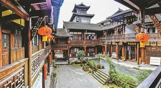 袁天罡给3人相面，预言他们必当大官，3人走后袁天罡却直叹：可惜